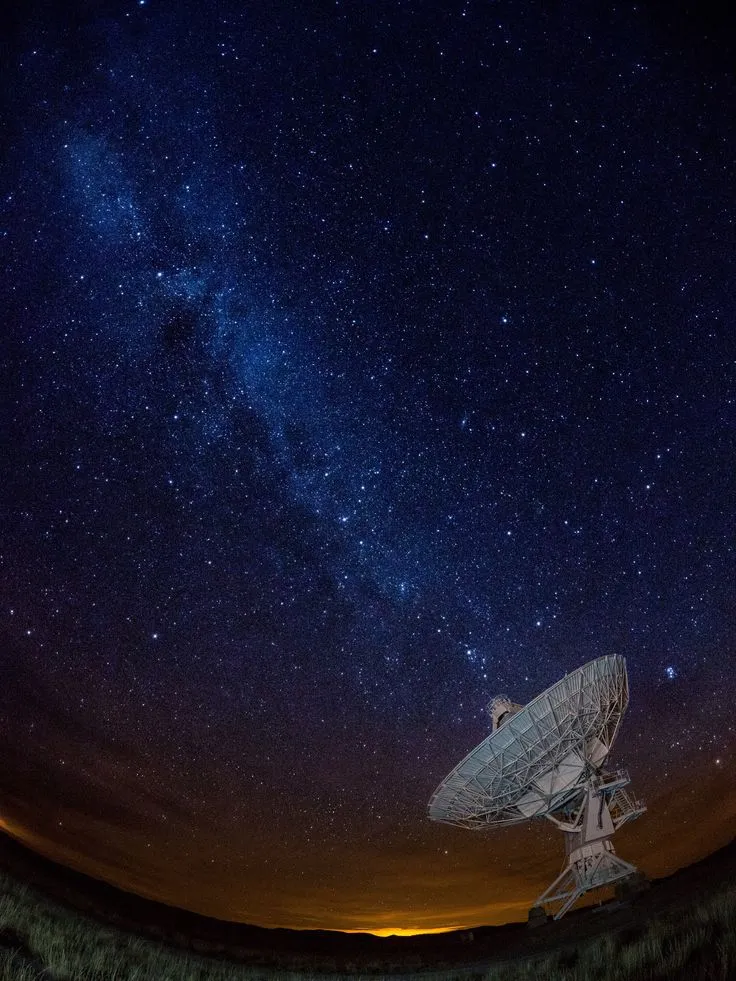 Radiotelescopio captando señales del espacio profundo