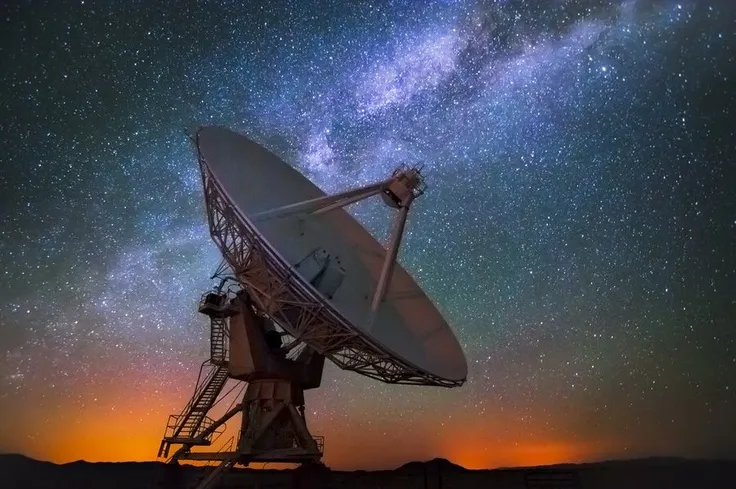 Grupo de observadores con telescopios y cámaras en la costa de Gran Canaria durante la noche
