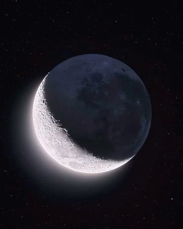 Telescopio apuntando hacia la Vía Láctea en un cielo nocturno